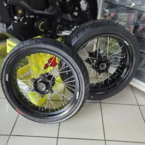 Preiswert KKE Supermoto Radsatz für KTM 03-, HSQ 14-, GG 21-, Stark Varg 17×3.5/17×5.0 Schwarz mit CST Magsport Reifen